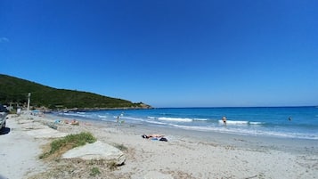Plage, chaises longues, serviettes de plage