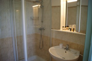 Shower, hair dryer, towels, shampoo - Les Lauriers, Independant house overlooking the sea and the port of Santa Severa (LURI)