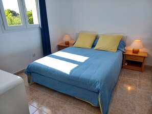 2 slaapkamers, een strijkplank/strijkijzer, gratis wifi, beddengoed