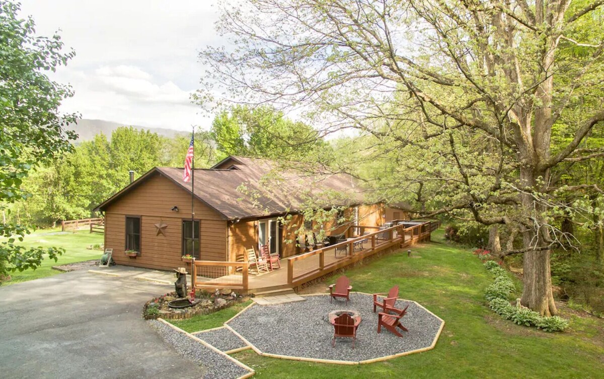 10 minutes to GSMNP - Large fenced yard - Firepit -Hot tub -Swimming pool access