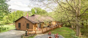 10 minutes to GSMNP - Large fenced yard - Firepit -Hot tub -Swimming pool access