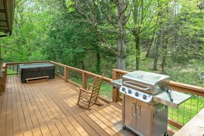 Property grounds - 10 minutes to GSMNP - Large fenced yard - Firepit -Hot tub -Swimming pool access (Sevierville)