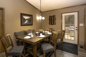 Dining - 10 minutes to GSMNP - Large fenced yard - Firepit -Hot tub -Swimming pool access (Sevierville)
