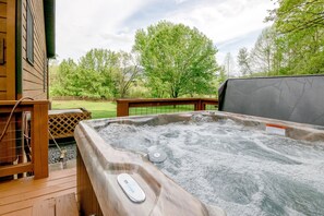 Outdoor spa tub - 10 minutes to GSMNP - Large fenced yard - Firepit -Hot tub -Swimming pool access (Sevierville)