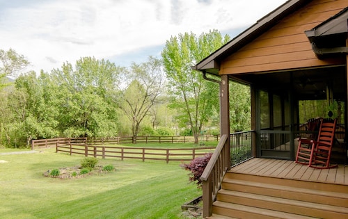 10 minutes to GSMNP - Large fenced yard - Firepit -Hot tub -Swimming pool access