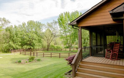 10 minutes to GSMNP - Large fenced yard - Firepit -Hot tub -Swimming pool access