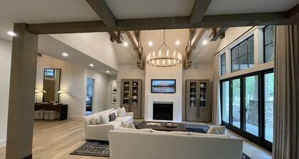 Four Seasons Luxury 5 BR Lodge w/ Hot Tub, Infinity pool and more