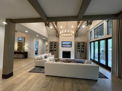 Four Seasons Luxury 5 BR Lodge w/ Hot Tub, Infinity pool and more