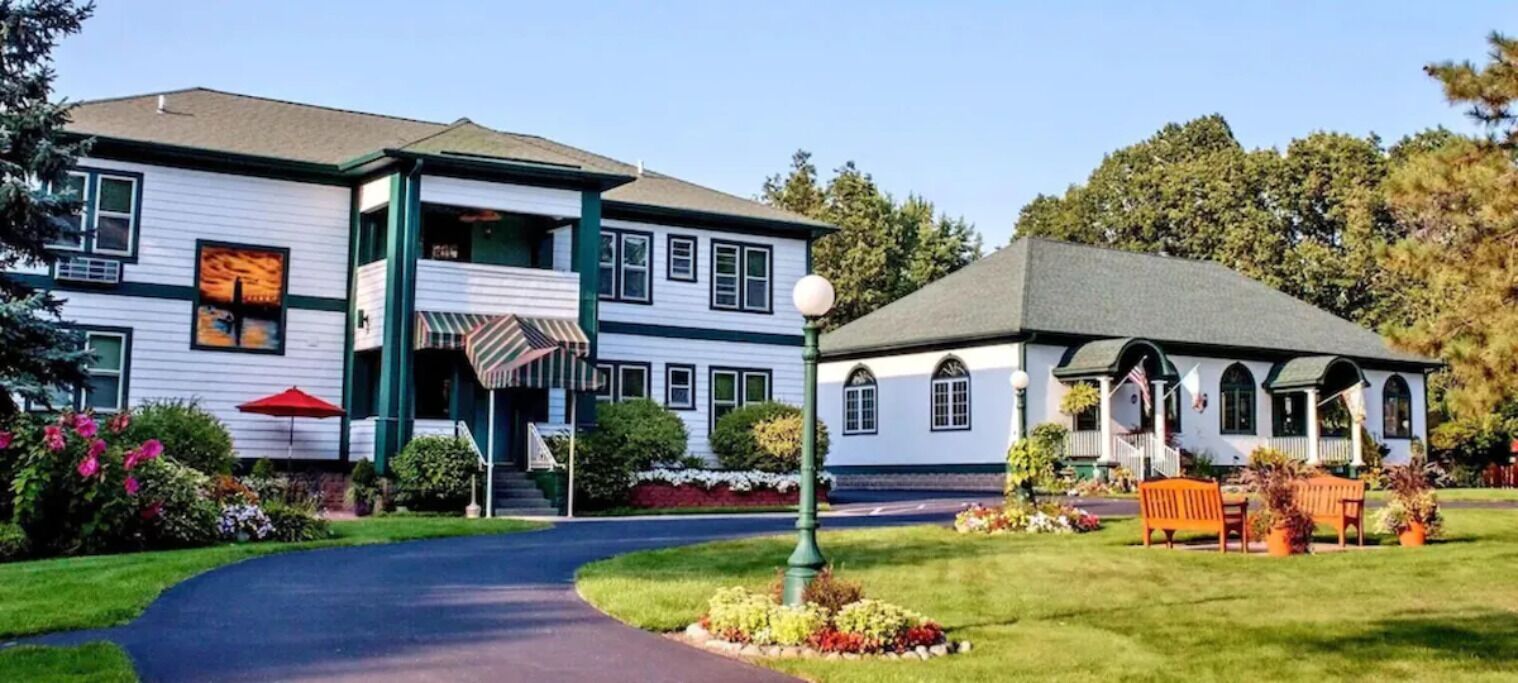 Cottage E @ the Victoria Resort Bed & Breakfast, #1 Rated Google & Trip Advisor