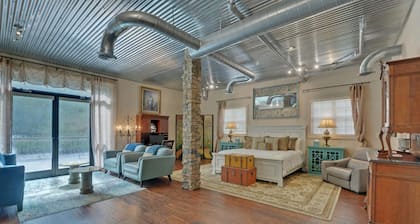 Incredible Farmhouse,18 acres, pool, 7 king bds, near Helen, TINY WEDDINGS!