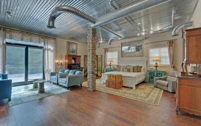 Incredible Farmhouse,18 acres, pool, 7 king bds, near Helen, TINY WEDDINGS!