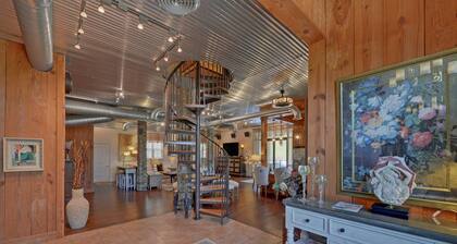 Incredible Farmhouse,18 acres, pool, 7 king bds, near Helen, TINY WEDDINGS!