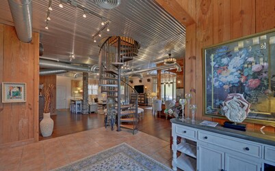 Incredible Farmhouse,18 acres, pool, 7 king bds, near Helen, TINY WEDDINGS!