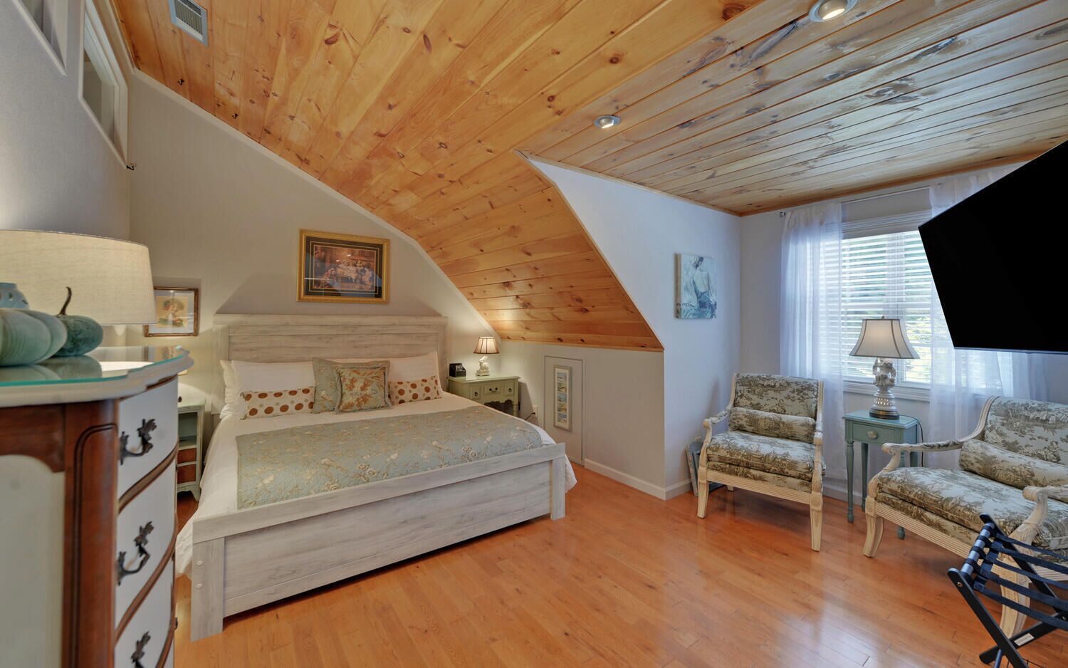 7 bedrooms, desk, iron/ironing board, free WiFi