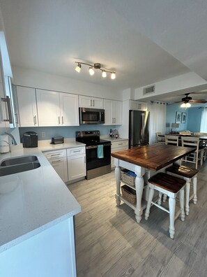 Een koelkast, een microgolfoven, een oven, een kookplaat