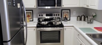 minutes from downtown 3br stylishhome-free parking