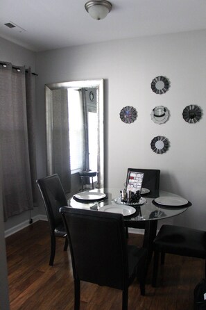 Dining - minutes from downtown 3br stylishhome-free parking (Raleigh)