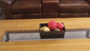 Un sofá de cuero marrón con una mesa de centro de madera.