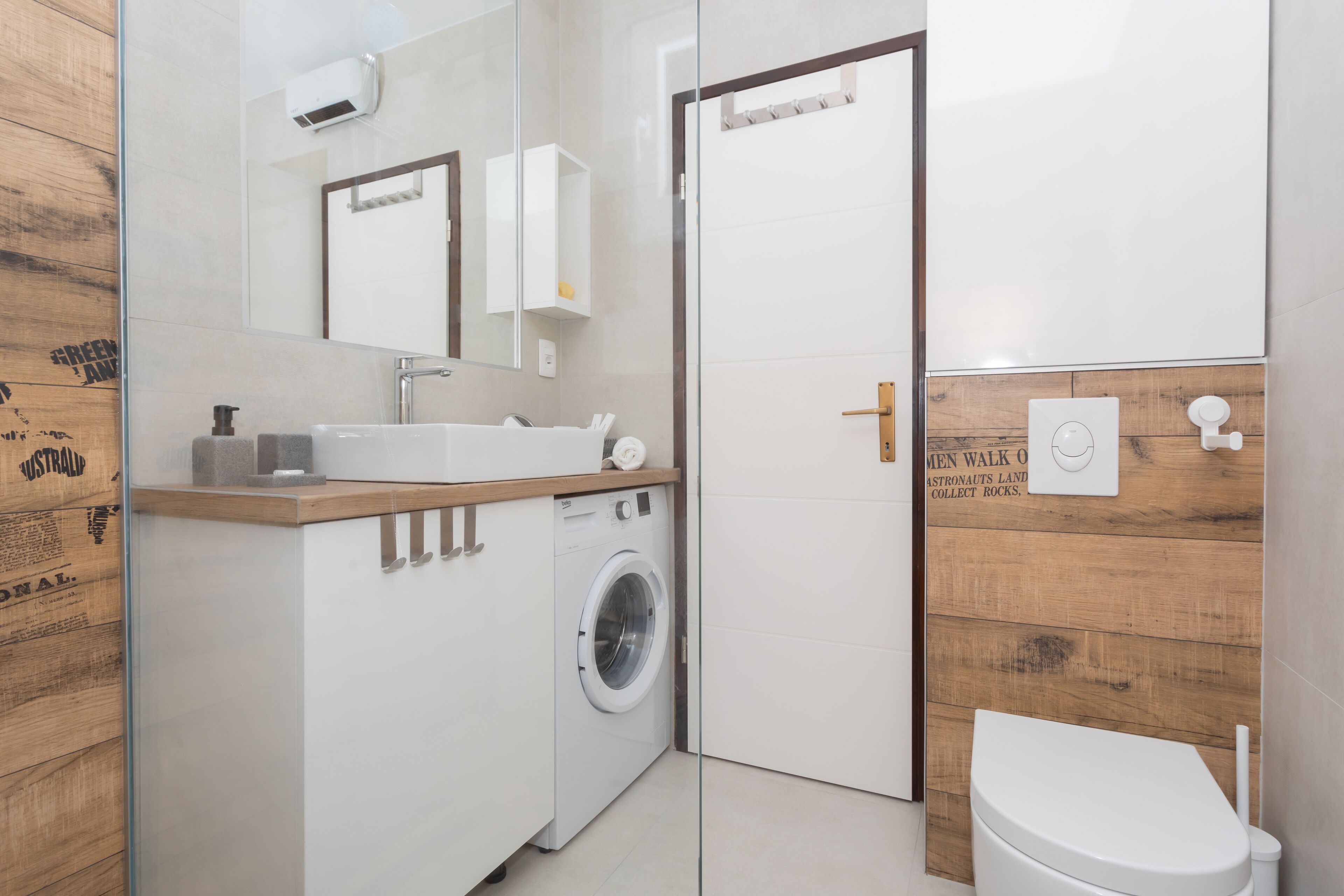 City Studio | Bathroom | Shower, hair dryer, towels, soap