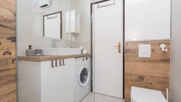 Estudio urbano | Baño | Regadera, secadora de cabello, toallas, jabón