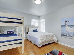 3 bedrooms, desk, iron/ironing board, free WiFi