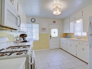 Fridge, microwave, oven, stovetop - Contractors , Medical ,Downtown, Riverwalk,  Fiesta Texas, Fort Sam, Lackland (San Antonio)