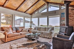 TV, fireplace, Netflix, DVD player - Irish Beach Cottage w/ Beach Access & Ocean Views (Manchester)