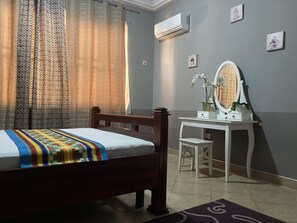 3 habitaciones, escritorio y tabla de planchar con plancha 