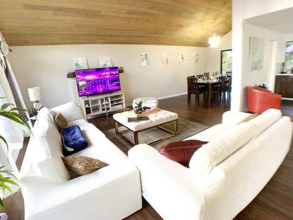 Smart TV, books, stereo, offices