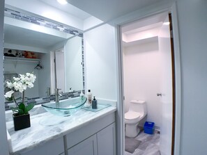 Combined shower/bathtub, hair dryer, towels, soap