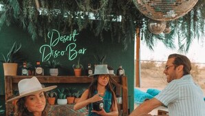 Un bar con muebles de madera y una bola de discoteca.