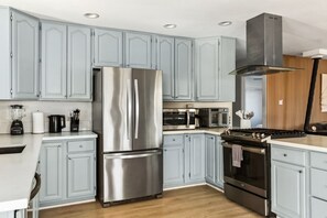 Refrigerador, microondas, horno y parrilla de estufa 