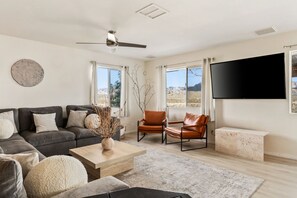 Smart TV, fireplace