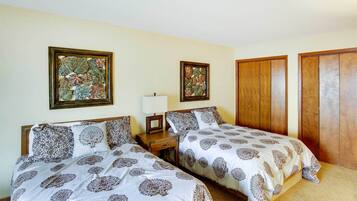 2 bedrooms, desk, internet, bed sheets