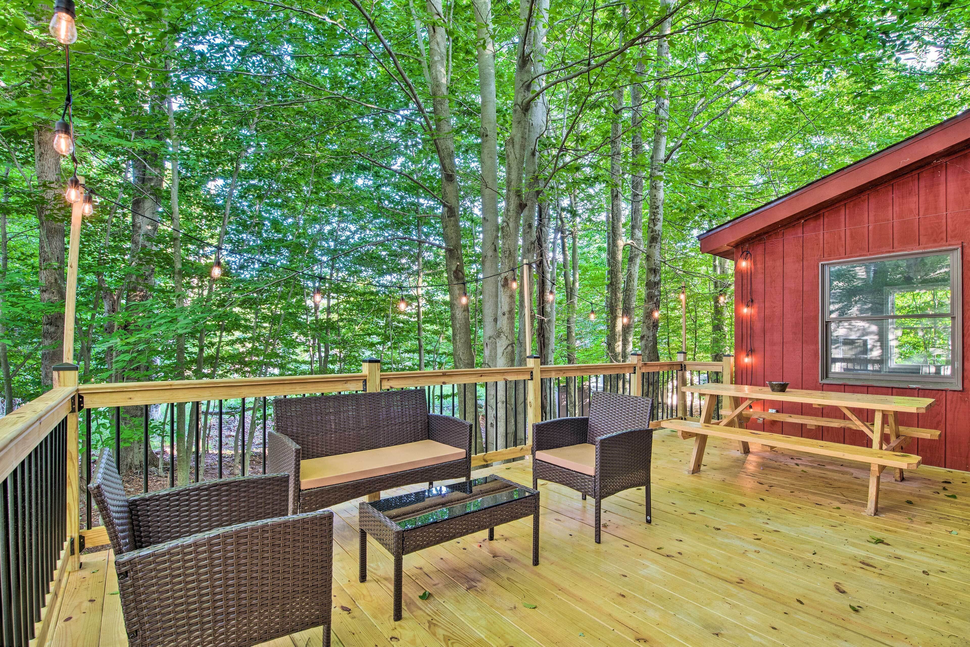 Poconos House w/ Large Deck, Gas Grill & Fire Pit!
