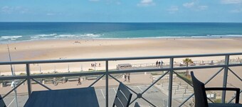 Rare - Seafront flat for 10 people - sea view