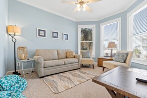 Smart-TV, peis, DVD-spiller og bøker