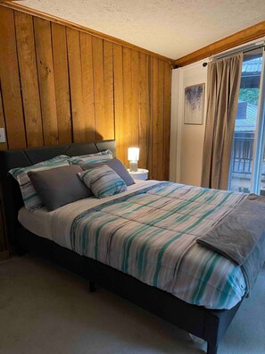 3 bedrooms, iron/ironing board, WiFi (free), bed sheets - TreeTops in Town Private & Peaceful (Charleston)