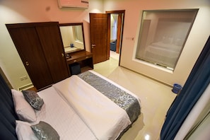 Individually decorated, laptop workspace, free WiFi, bed sheets - Laylati Al Hamra (Riyadh)