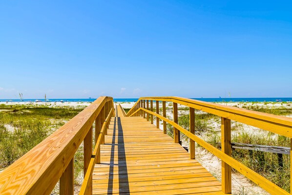 On the beach - Vibrant Island Gem W/ Private Balcony, Free WiFi, Beach Access & Shared Pools (Dauphin Island)
