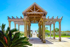 Property grounds - Vibrant Island Gem W/ Private Balcony, Free WiFi, Beach Access & Shared Pools (Dauphin Island)