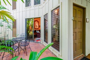 Outdoor dining - Garden Oasis Near Kukuiʻula Shopping Village w/Shared Pool and Free WiFi (Poipu)