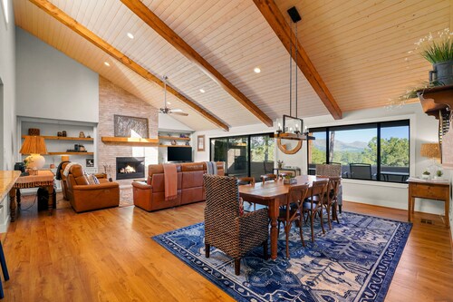 Luxury Modern Mountain Home Oasis, Sleeps 10!