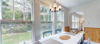 Quaint Coastal Cottage w/ Deck & High-Speed WiFi - Walk to Town