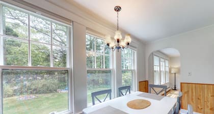 Quaint Coastal Cottage w/ Deck & High-Speed WiFi - Walk to Town
