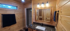 Combinazione doccia/vasca, asciugacapelli, asciugamani, sapone