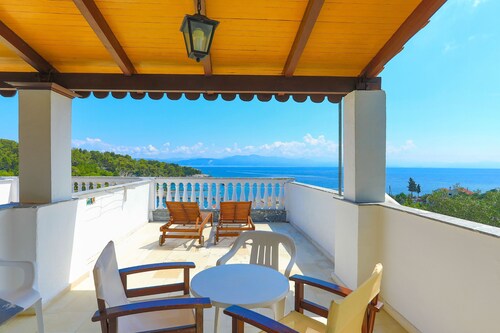 Faros Ena: Gaios studio, sea views, private sun-loungers