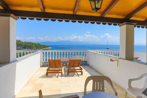 Terrace/patio - Faros Dio: Gaios studio, sea views, private sun-loungers (Gaios)