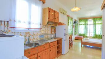 Fridge, oven, coffee/tea maker, toaster