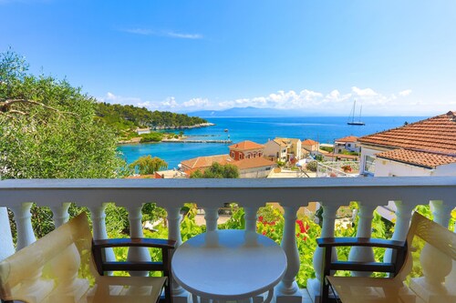 Faros Exi, Gaios Apt, sleeps 2, near beach, sea views